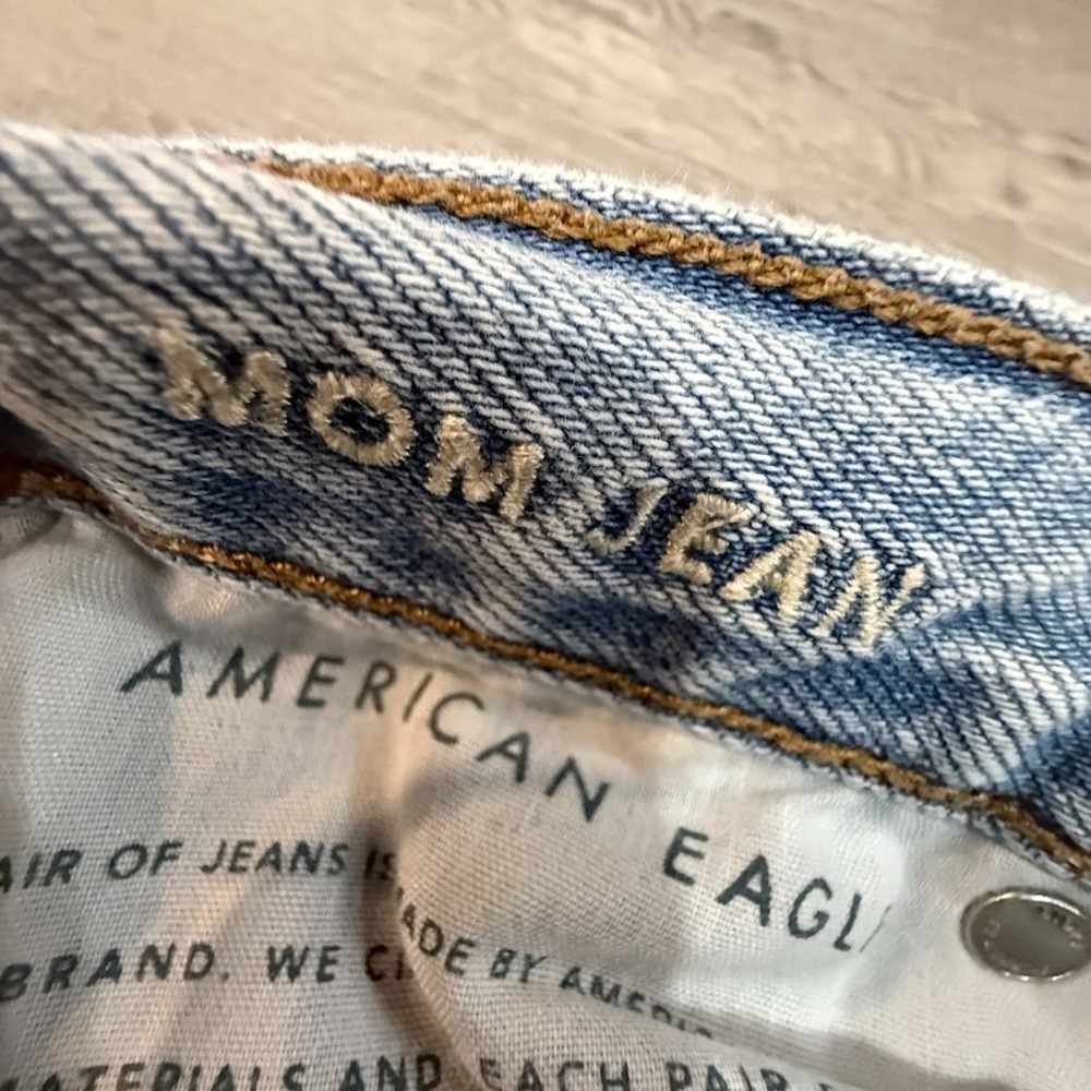 American Eagle Jeans Womens 4 Light Wash Mom Jean Distressed High Rise 28x28 - Picture 4 of 8